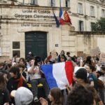 Estudiantes de secundaria concentrados ante un instituto francés durante las protestas.