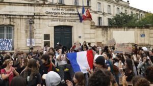 Estudiantes de secundaria concentrados ante un instituto francés durante las protestas.