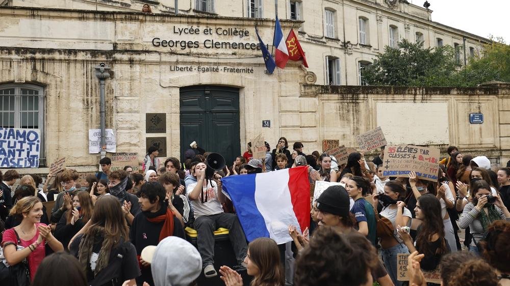 Estudiantes de secundaria concentrados ante un instituto francés durante las protestas.