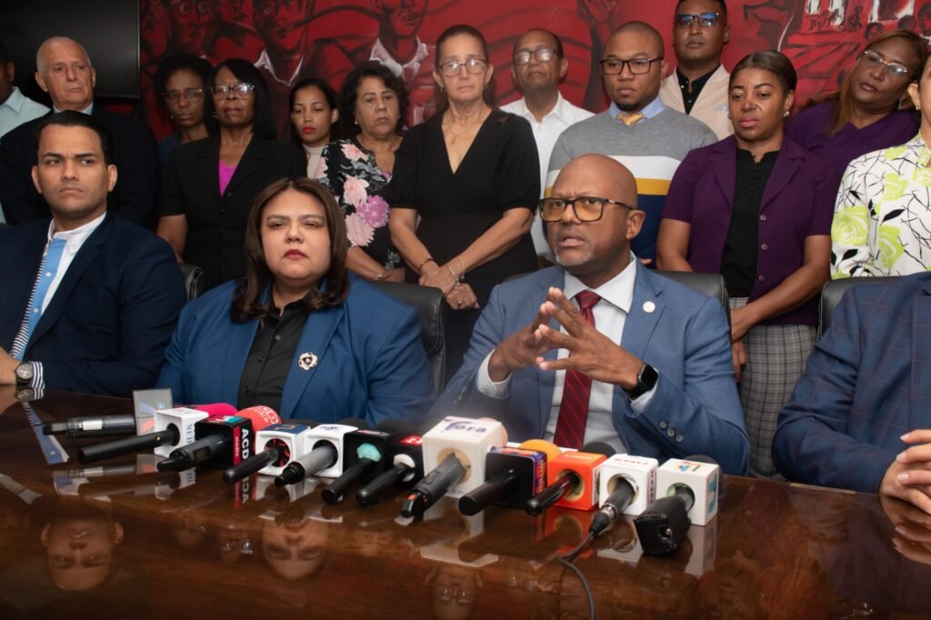 El presidente del Colegio Médico Dominicano, Luis Peña Núñez, habla ante los micrófonos de la prensa durante la rueda de prensa del 6 de octubre en la sede del gremio, acompañado por la directiva, en la que anunció el paro nacional de 24 horas para el 13 de octubre.