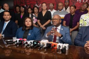 El presidente del Colegio Médico Dominicano, Luis Peña Núñez, habla ante los micrófonos de la prensa durante la rueda de prensa del 6 de octubre en la sede del gremio, acompañado por la directiva, en la que anunció el paro nacional de 24 horas para el 13 de octubre.