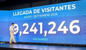 El ministro de Turismo, David Collado, en la rueda de prensa del 6 de octubre de 2026 en Puerto Plata: a su espalda, la pantalla del acto con el rótulo 'Llegada de visitantes, enero-septiembre 2026' y la cifra 9,241,246 visitantes.