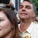 Flávio Bolsonaro a la salida de votar en Río de Janeiro