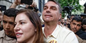 Flávio Bolsonaro a la salida de votar en Río de Janeiro