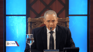 El abogado Fernando Langa, propuesto para presidir la Suprema Corte de Justicia, durante su participación en las vistas públicas del Consejo Nacional de la Magistratura del 6 de octubre de 2026, con el micrófono y la placa del CNM sobre la mesa.