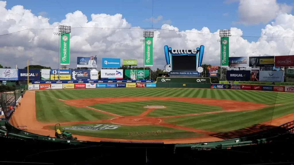 Vista del terreno del Estadio Quisqueya Juan Marichal, en Santo Domingo, con la pantalla del Licey al fondo: es la sede del partido inaugural del viernes 16 de octubre entre Tigres del Licey y Leones del Escogido. Es una imagen de archivo del estadio, no del partido de apertura.